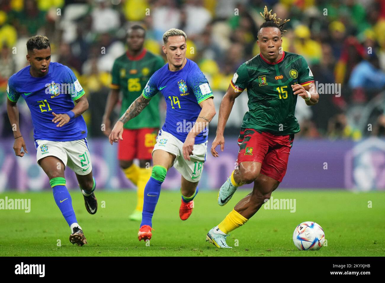 Pierre Kunde du Cameroun et Antony Matheus dos Santos du Brésil lors du match de la coupe du monde de la FIFA, Qatar 2022, Groupe G, entre le Cameroun et le Brésil, ont joué au stade Lusail le 2 décembre 2022 à Lusail, Qatar. (Photo de Bagu Blanco / PRESSIN) Banque D'Images