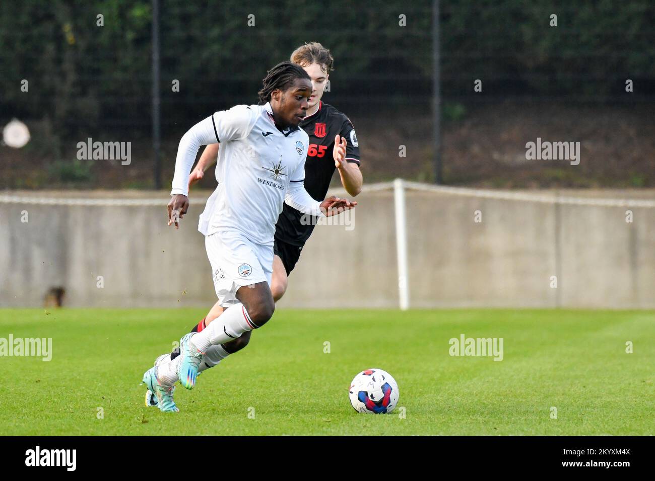 Swansea, pays de Galles. 2 décembre 2022. Tarrelle Whittaker de Swansea City en action pendant le match de la coupe de Premier League entre Swansea City moins de 21 ans et Stoke City moins de 21 ans à la Swansea City Academy à Swansea, pays de Galles, Royaume-Uni, le 2 décembre 2022. Crédit : Duncan Thomas/Majestic Media/Alay Live News. Banque D'Images