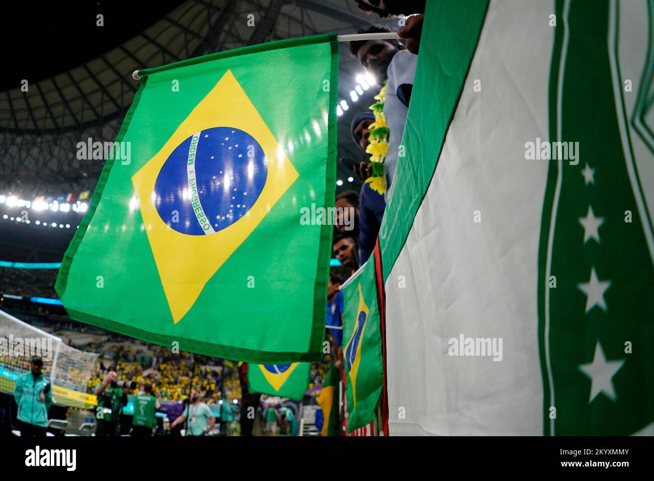 Drapeau du Brésil lors du match de la coupe du monde de la FIFA, Qatar 2022, Groupe G, entre le Cameroun et le Brésil a joué au stade Lusail le 2 décembre 2022 à Lusail, Qatar. (Photo de Bagu Blanco / PRESSIN) Banque D'Images