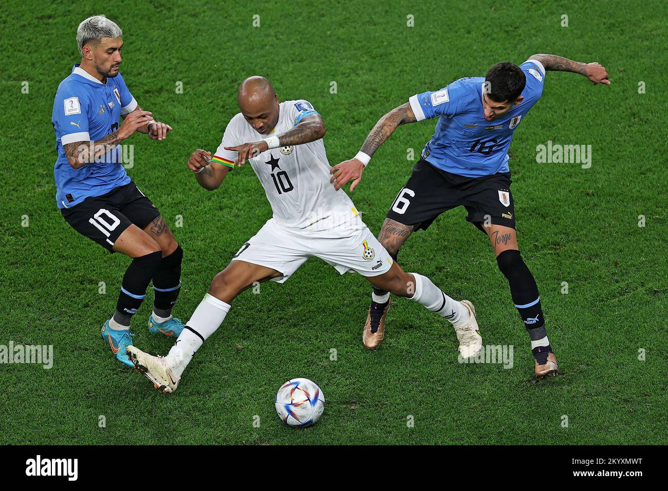 Doha, Qatar. 02nd décembre 2022. Andre Ayew du Ghana conteste la soumission avec Giorgian de Arrascaeta et Mathias Olivera de l'Uruguay, pendant le match entre le Ghana et l'Uruguay, pour la ronde 3rd du Groupe H de la coupe du monde de la FIFA Qatar 2022, stade Al Janoub ce vendredi 02. 30761 (Heuler Andrey/SPP) crédit: SPP Sport presse photo. /Alamy Live News Banque D'Images