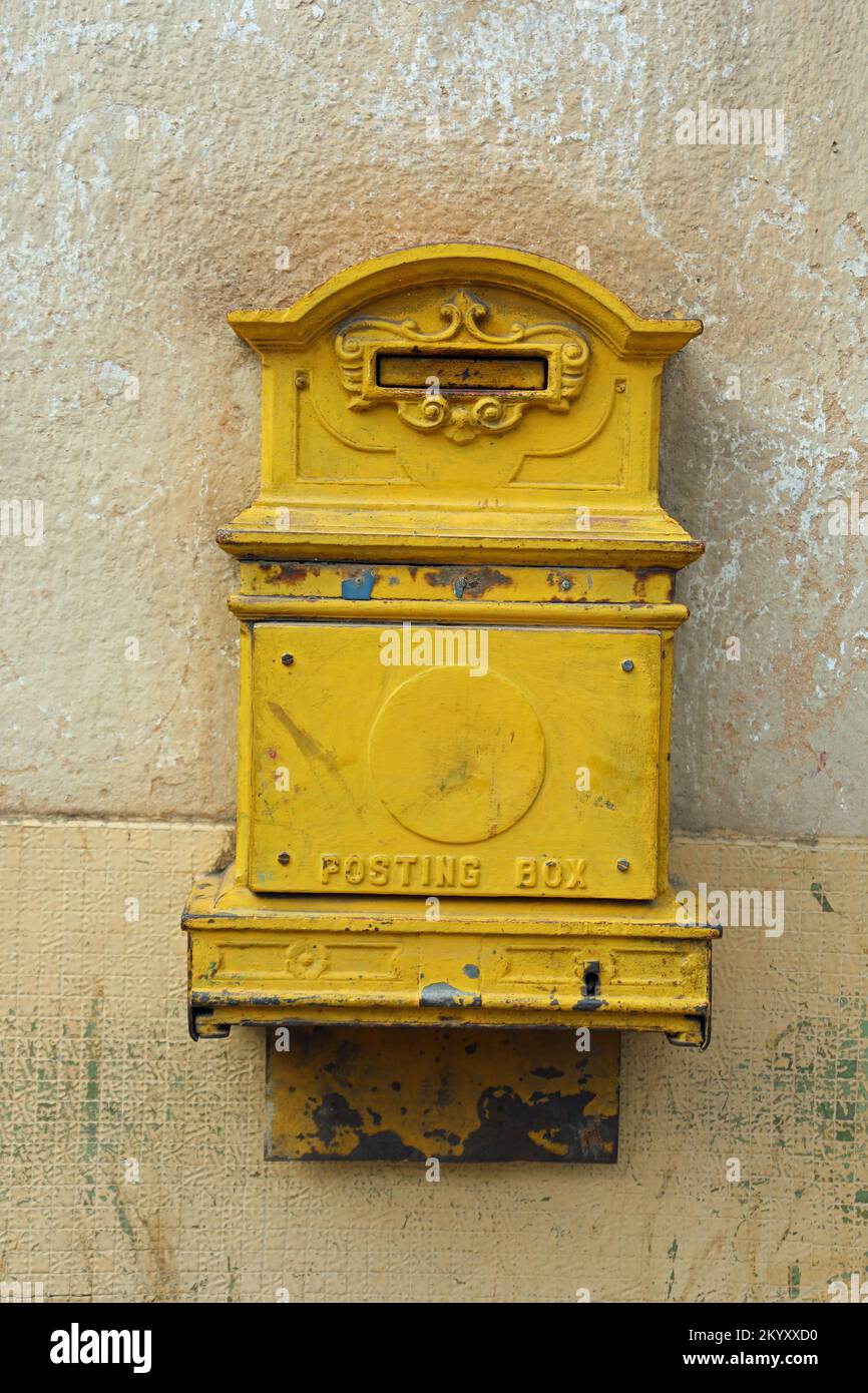 Ancien poste de l'époque coloniale jaune à Asmara Banque D'Images