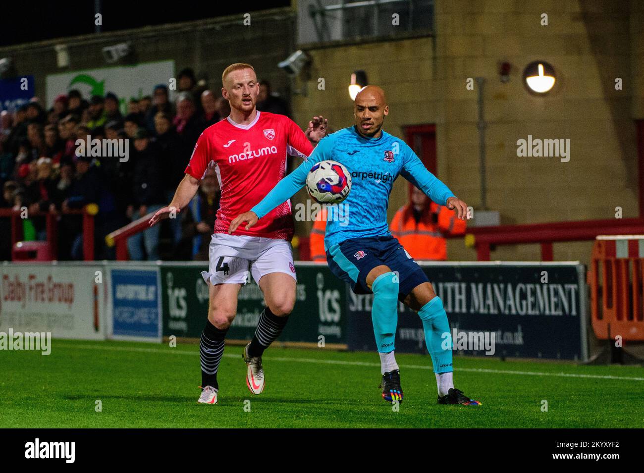 Jake Caprice du FC de la ville d'Exeter sous la pression de Liam Gibson du FC de Morecambe lors du match de la Ligue Sky Bet 1 entre Morecambe et Exeter City au stade Mazuma, Morecambe, le vendredi 2nd décembre 2022. (Credit: Ian Charles | MI News) Credit: MI News & Sport /Alay Live News Banque D'Images