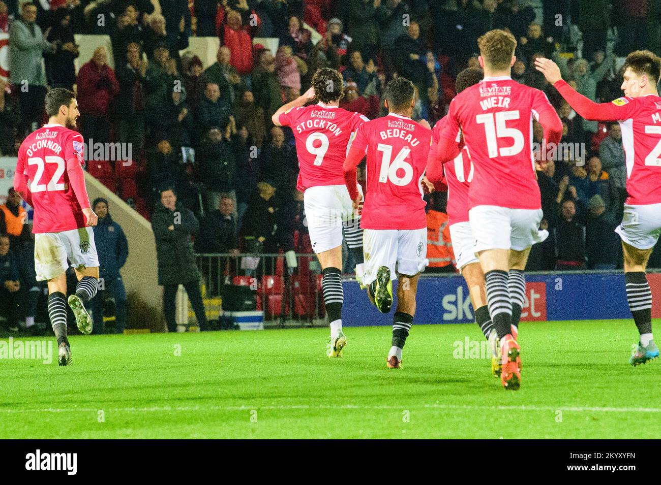 Cole Stockton de Morecambe FC célèbre le premier but de son côté du jeu lors du match Sky Bet League 1 entre Morecambe et Exeter City au stade Mazuma, Morecambe, le vendredi 2nd décembre 2022. (Credit: Ian Charles | MI News) Credit: MI News & Sport /Alay Live News Banque D'Images