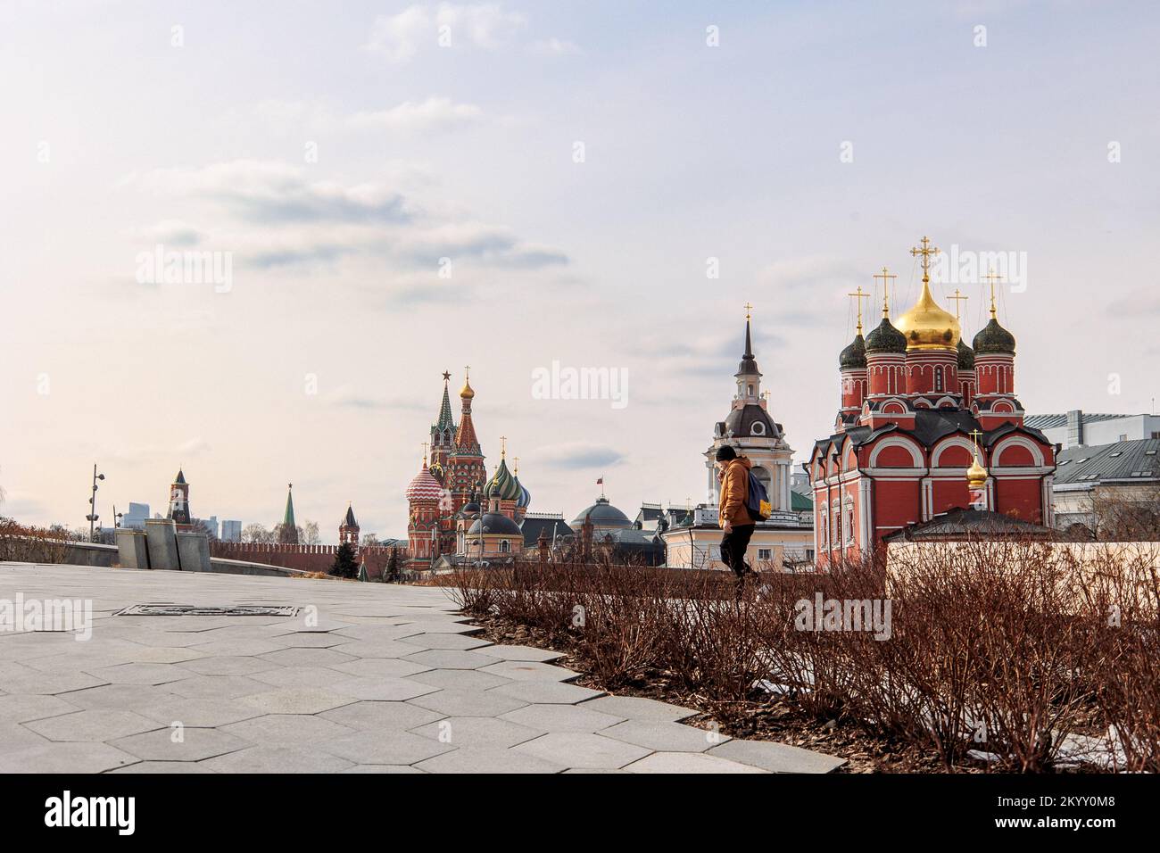 Moscou, Russie - 1 avril 2022 : vue sur le parc Zaryadye à Moscou, Russie. Église du signe de la mère de Dieu, monastère de Znamensky. Photo de haute qualité Banque D'Images