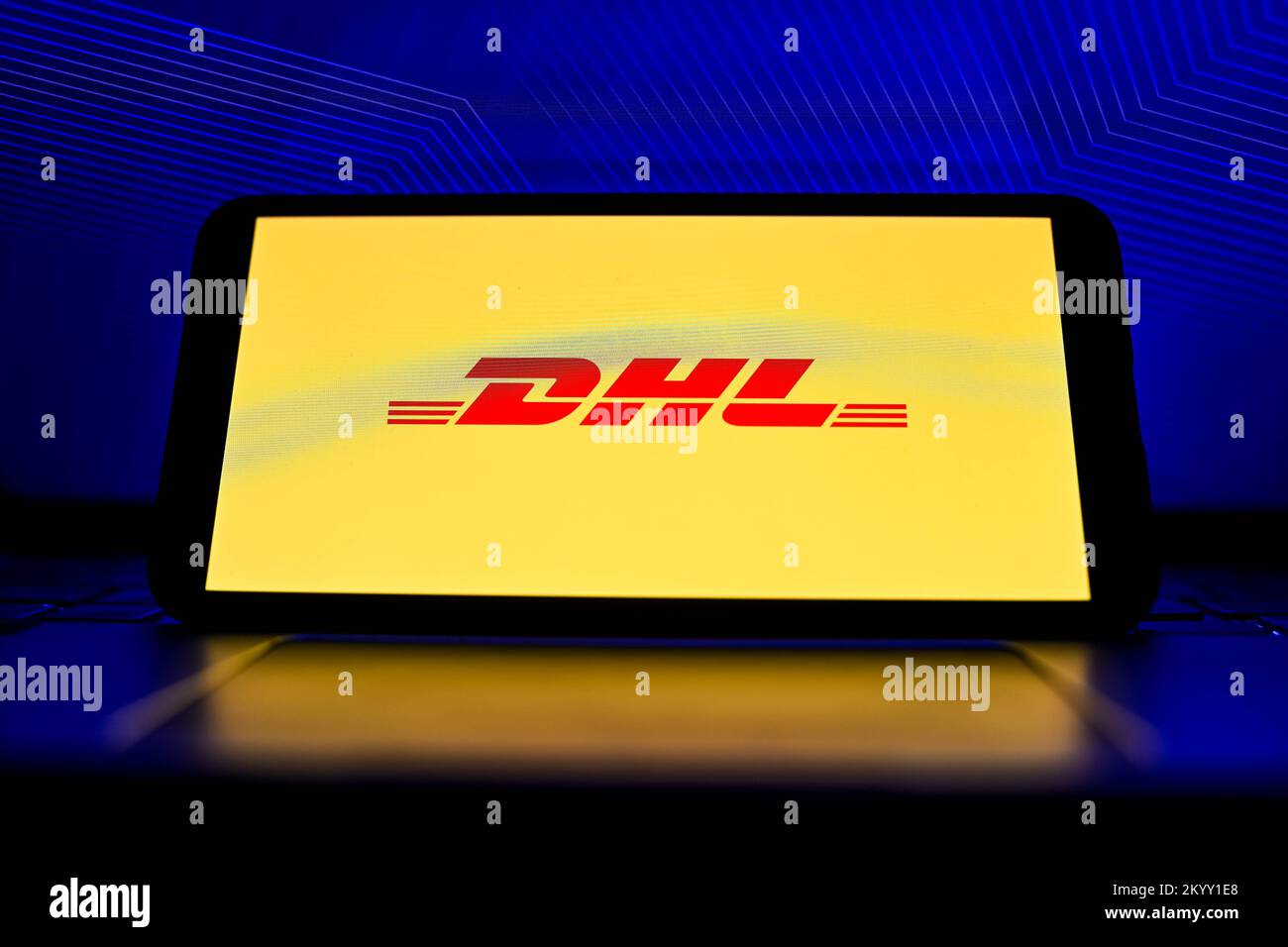 Nysa, Pologne. 2nd décembre 2022. Sur cette photo, un logo DHL apparaît sur un smartphone. (Image de crédit : © Mateusz Slodkowski/ZUMA Press Wire) Banque D'Images