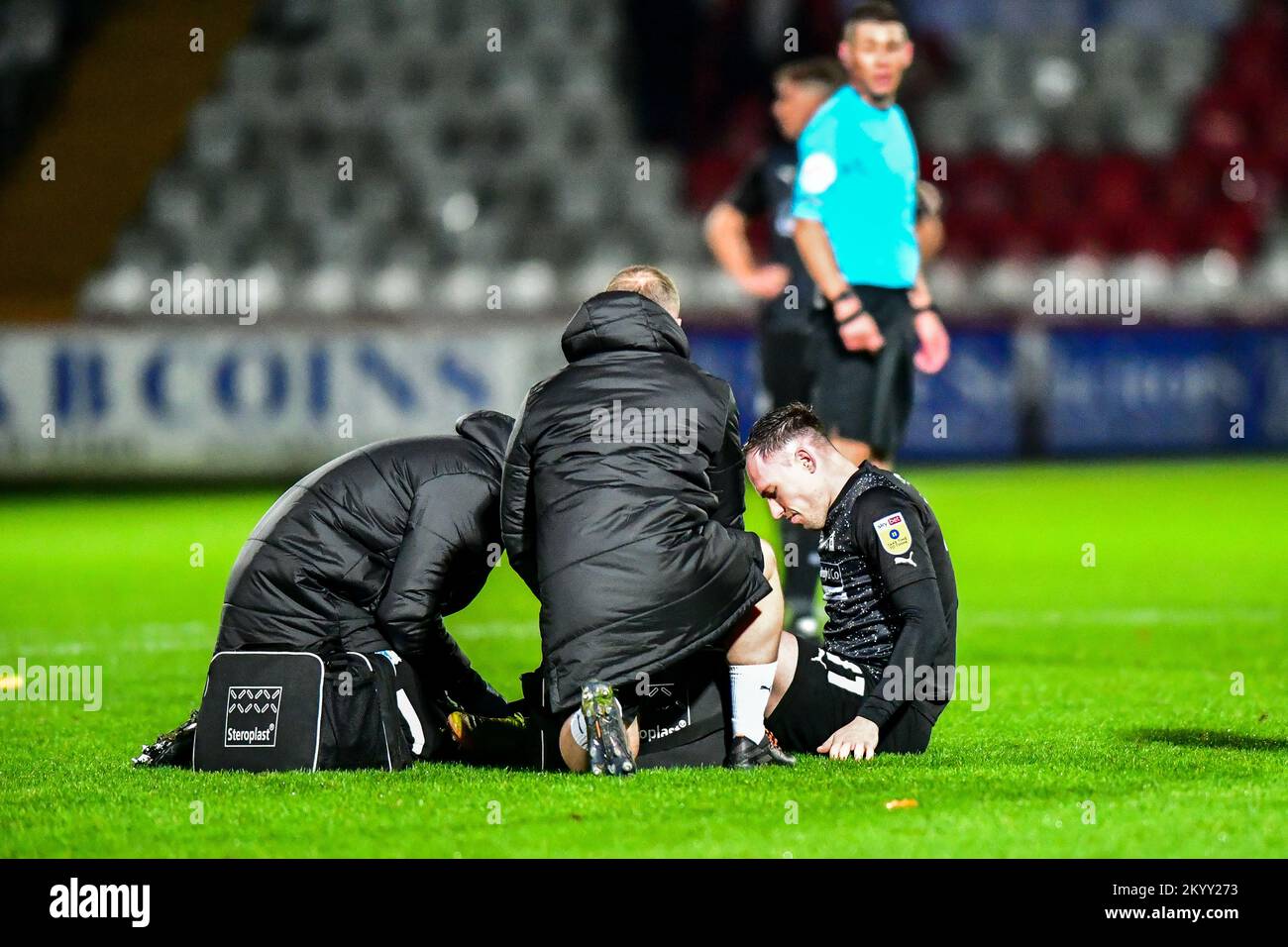 Josh Kay (11 Barrow) a été blessé et remplacé lors du match Sky Bet League 2 entre Stevenage et Barrow au stade Lamex, Stevenage, le vendredi 2nd décembre 2022. (Crédit : Kevin Hodgson | ACTUALITÉS MI) crédit : ACTUALITÉS MI et sport /Actualités Alay Live Banque D'Images
