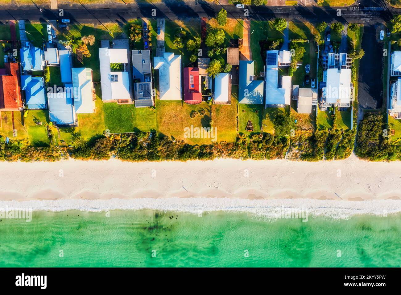 Callala Beach résidentiel ménages sur le front de mer de la baie de Jervis plages de sable blanc - vue aérienne de dessus vers le bas de destination de vacances australiennes. Banque D'Images
