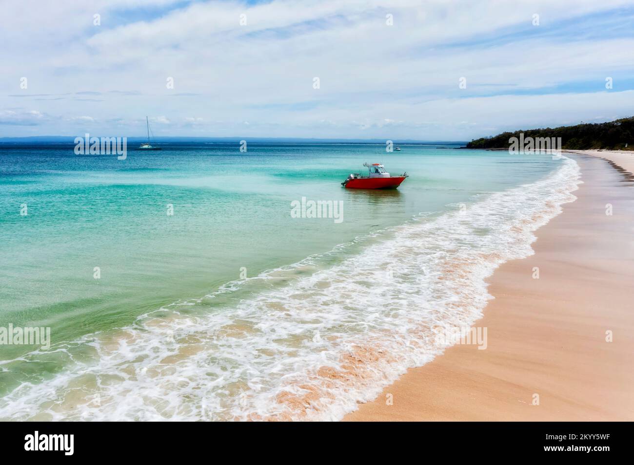 Petit bateau à moteur sur le sable blanc de long Beach dans la baie de Jervis côte du Pacifique de l'Australie - paysage marin paradisiaque aérien. Banque D'Images