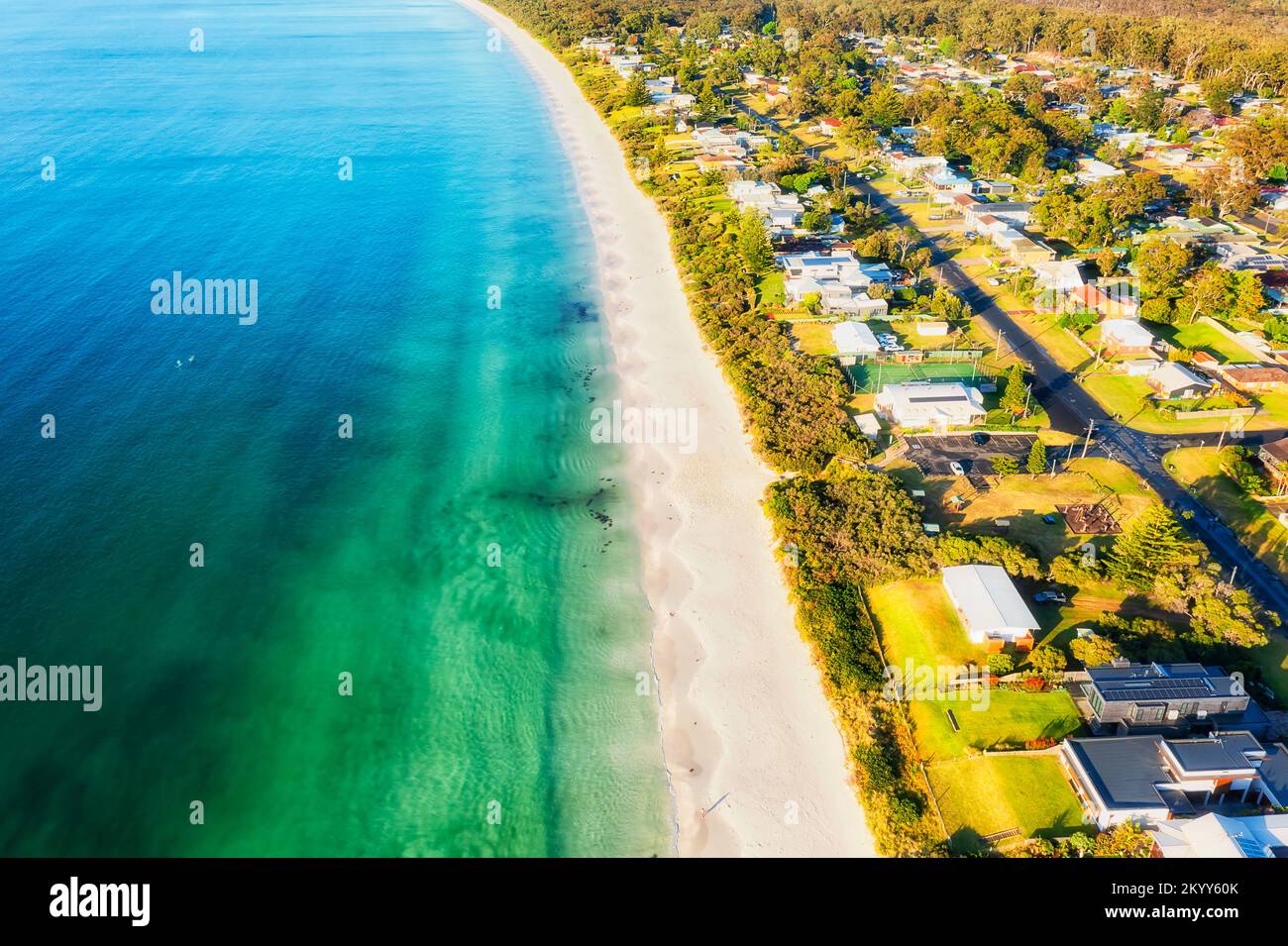 Maisons de première ligne résidentielles locales en bord de mer dans la station balnéaire de Callala sur la baie de Jervis de la côte du Pacifique en Australie. Banque D'Images