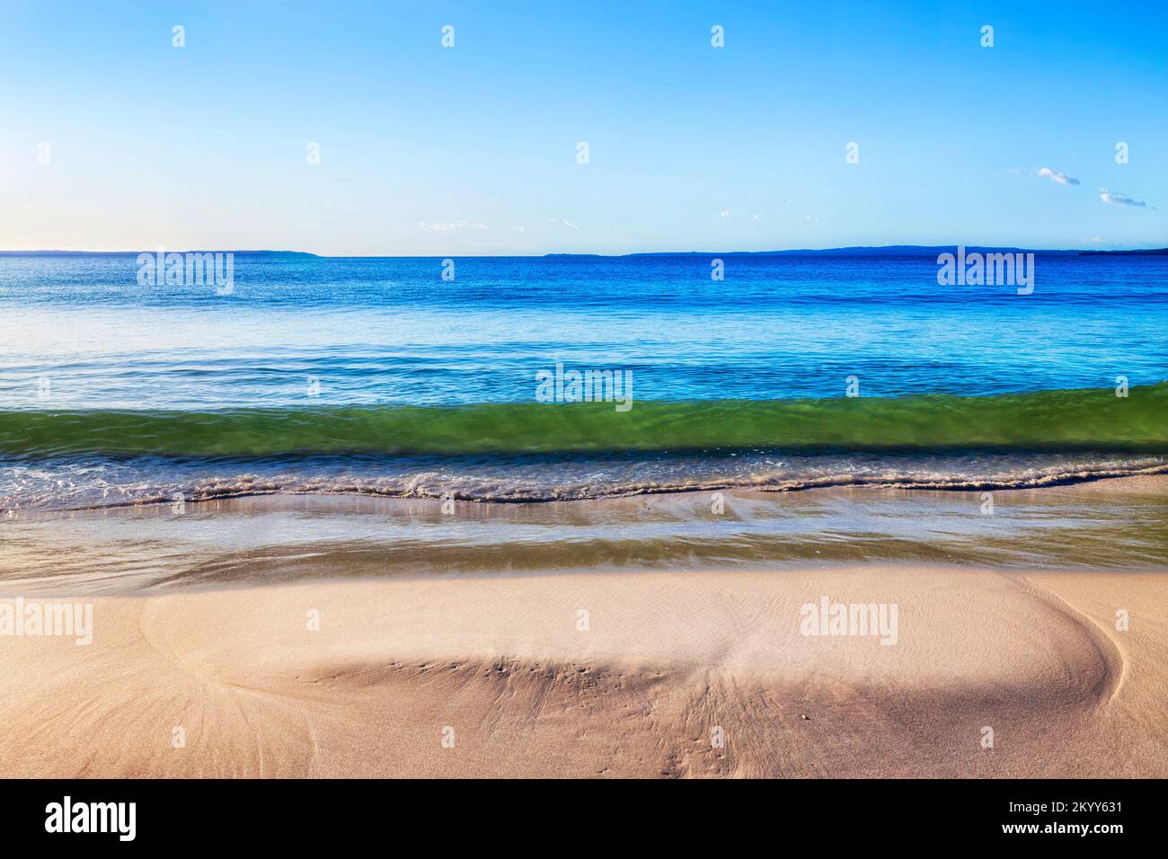 Vague d'émeraude sur sable blanc sur la plage de Callala, dans la baie de Jervis, sur la côte du Pacifique de l'Australie. Banque D'Images