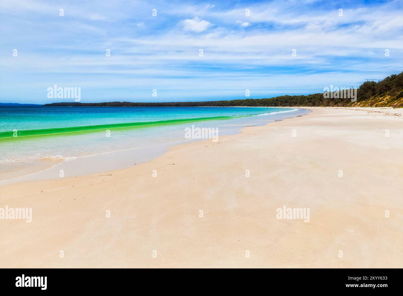 Sable blanc large plat longue plage sur la baie de Jervis péninsule de Beecroft, côte Pacifique de l'Australie. Banque D'Images