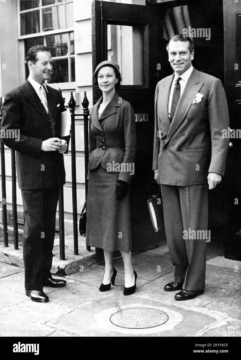 L'écrivain TERENCE RATTIGAN VIVIEN LEIGH et LAURENCE OLIVIER ont fait du candid devant la porte du théâtre Royal Haymarket Londres pendant les répétitions de la pièce LE PRINCE ENDORMI vers septembre 1953 Banque D'Images