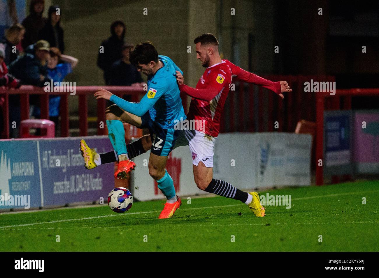 Dylan Connolly de Morecambe FC s'attaque à Josh Key de Exeter City FC lors du match Sky Bet League 1 entre Morecambe et Exeter City au stade Mazuma, Morecambe, le vendredi 2nd décembre 2022. (Credit: Ian Charles | MI News) Credit: MI News & Sport /Alay Live News Banque D'Images