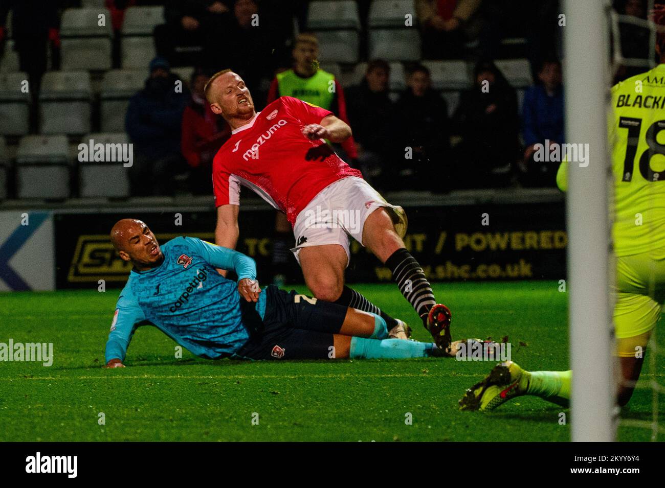 Jake Caprice, du FC de la ville d'Exeter, fait tomber Liam Gibson du FC de Morecambe lors du match de la Ligue Sky Bet 1 entre Morecambe et Exeter City au stade Mazuma, à Morecambe, le vendredi 2nd décembre 2022. (Credit: Ian Charles | MI News) Credit: MI News & Sport /Alay Live News Banque D'Images