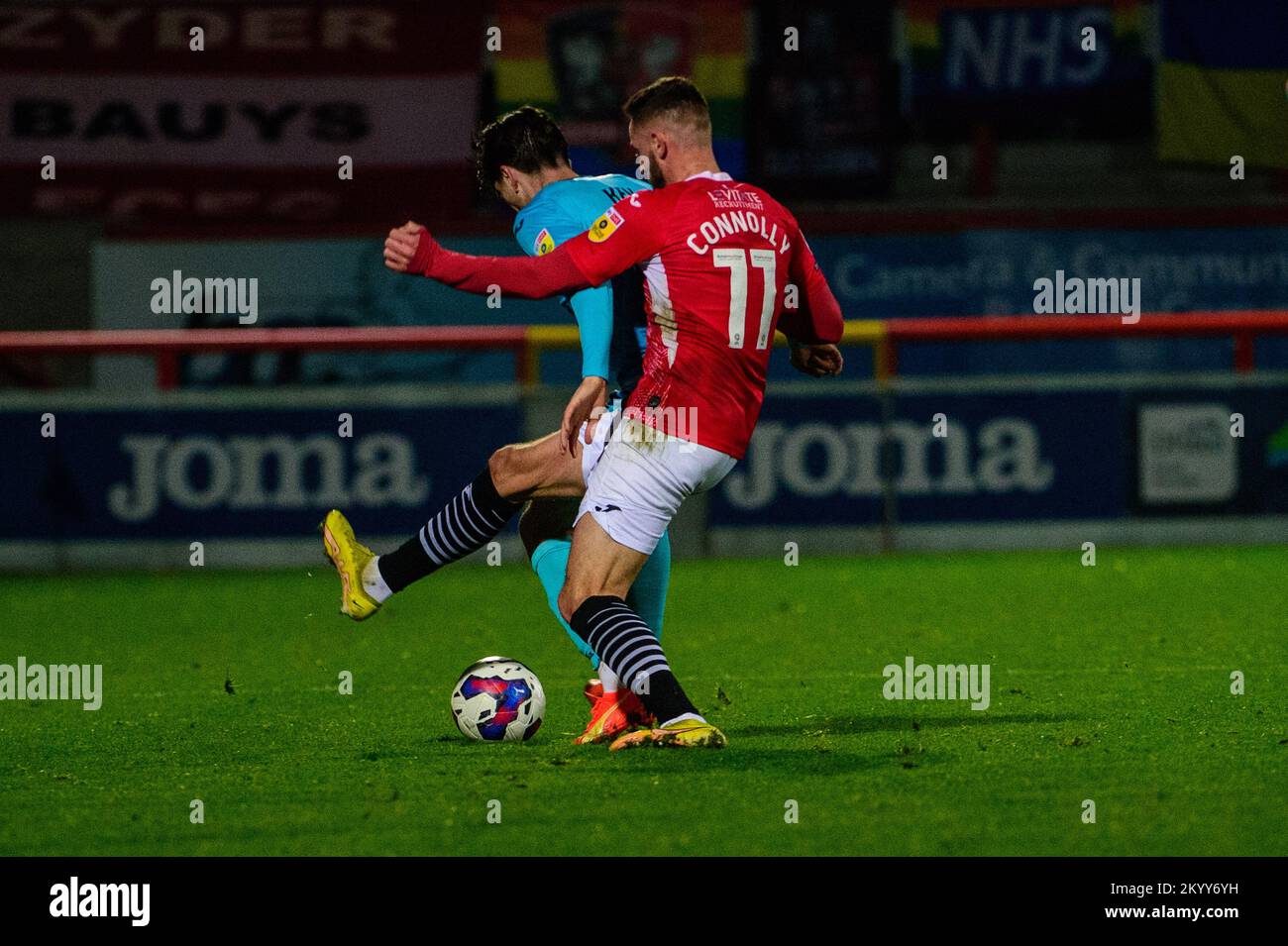 Dylan Connolly de Morecambe FC s'attaque à Josh Key de Exeter City FC lors du match Sky Bet League 1 entre Morecambe et Exeter City au stade Mazuma, Morecambe, le vendredi 2nd décembre 2022. (Credit: Ian Charles | MI News) Credit: MI News & Sport /Alay Live News Banque D'Images