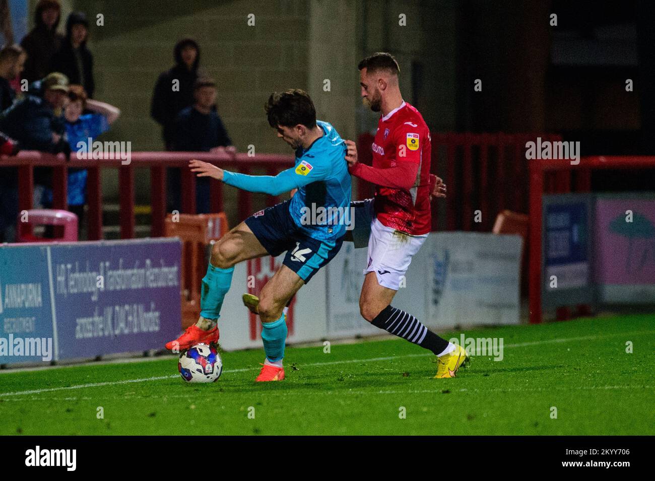 Dylan Connolly de Morecambe FC s'attaque à Josh Key de Exeter City FC lors du match Sky Bet League 1 entre Morecambe et Exeter City au stade Mazuma, Morecambe, le vendredi 2nd décembre 2022. (Credit: Ian Charles | MI News) Credit: MI News & Sport /Alay Live News Banque D'Images