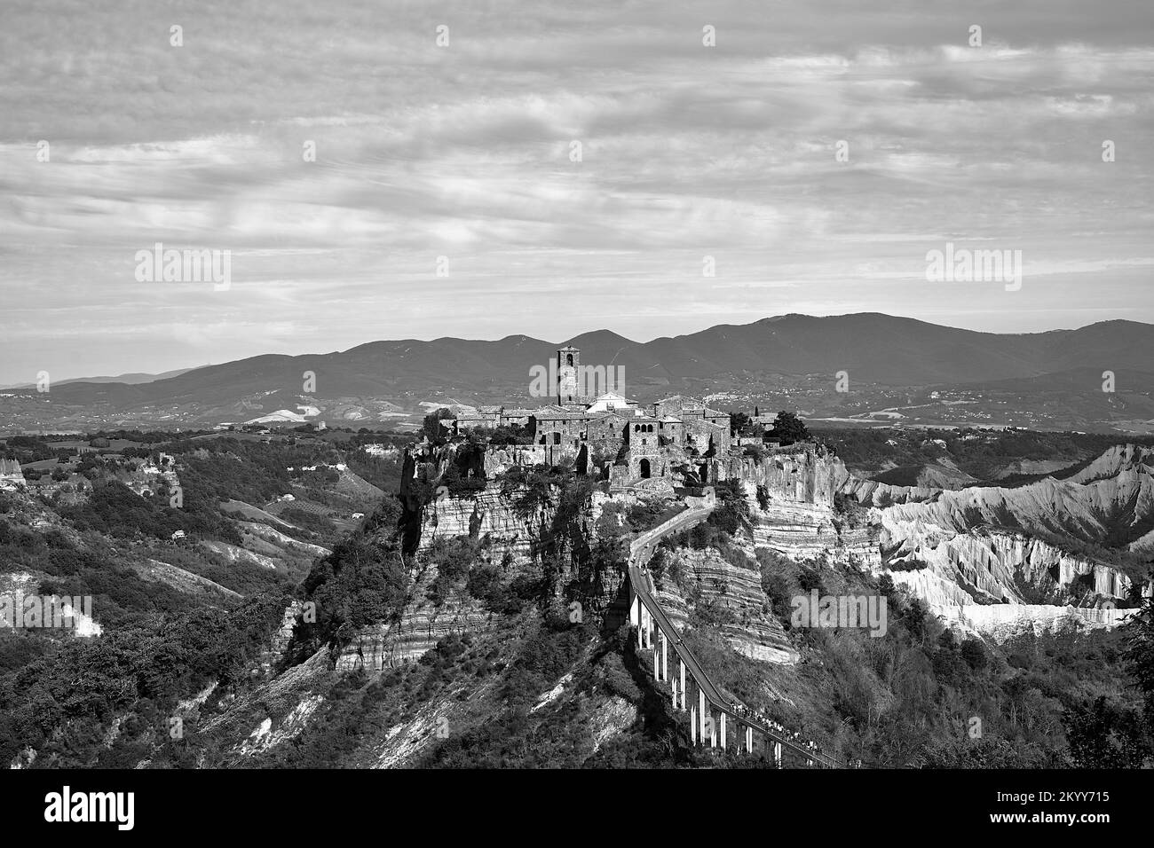 Passerelle en béton vers la ville historique en pierre de Bagnoregio au sommet du rocher, Italia, monochrome Banque D'Images