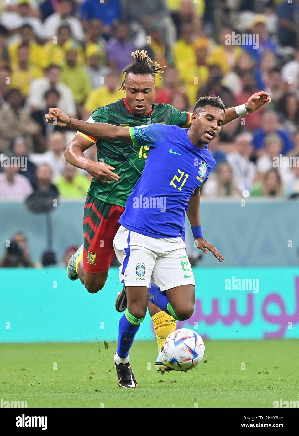 Lusail, Qatar. 2nd décembre 2022. Rodrygo (R) du Brésil rivalise avec Pierre Kunde du Cameroun lors de leur match du Groupe G lors de la coupe du monde de la FIFA 2022 au stade Lusail à Lusail, Qatar, le 2 décembre 2022. Credit: Chen Cheng/Xinhua/Alay Live News Banque D'Images