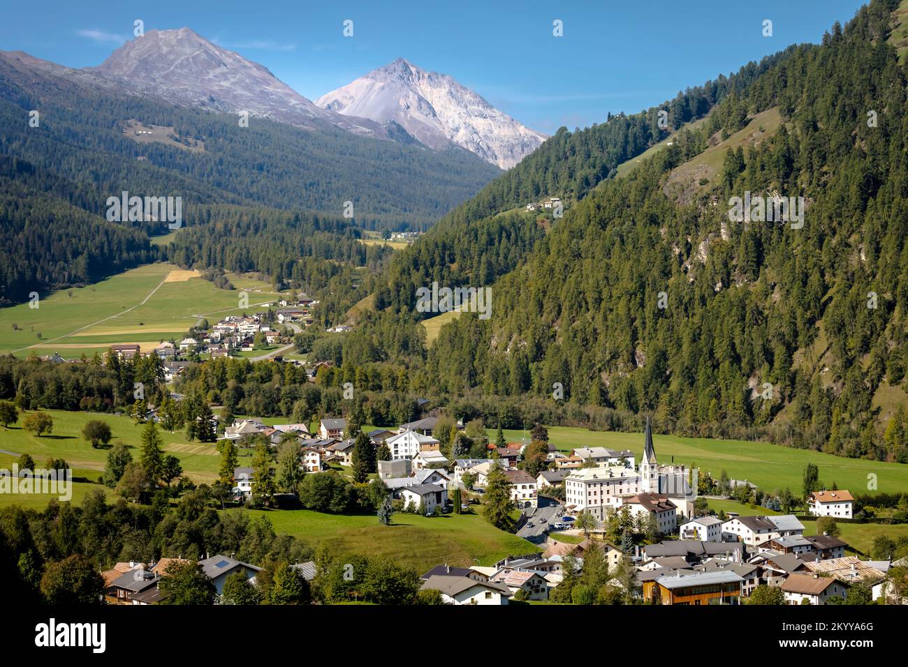 Paysage idyllique du village de Santa Maria, Engadine, Alpes suisses, Suisse Banque D'Images