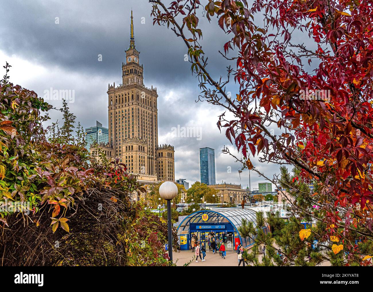Varsovie. Vue sur le Palais de la Culture et de la Science, le centre de Varsovie. En arrière-plan, les grands bâtiments du centre de Varsovie. Banque D'Images