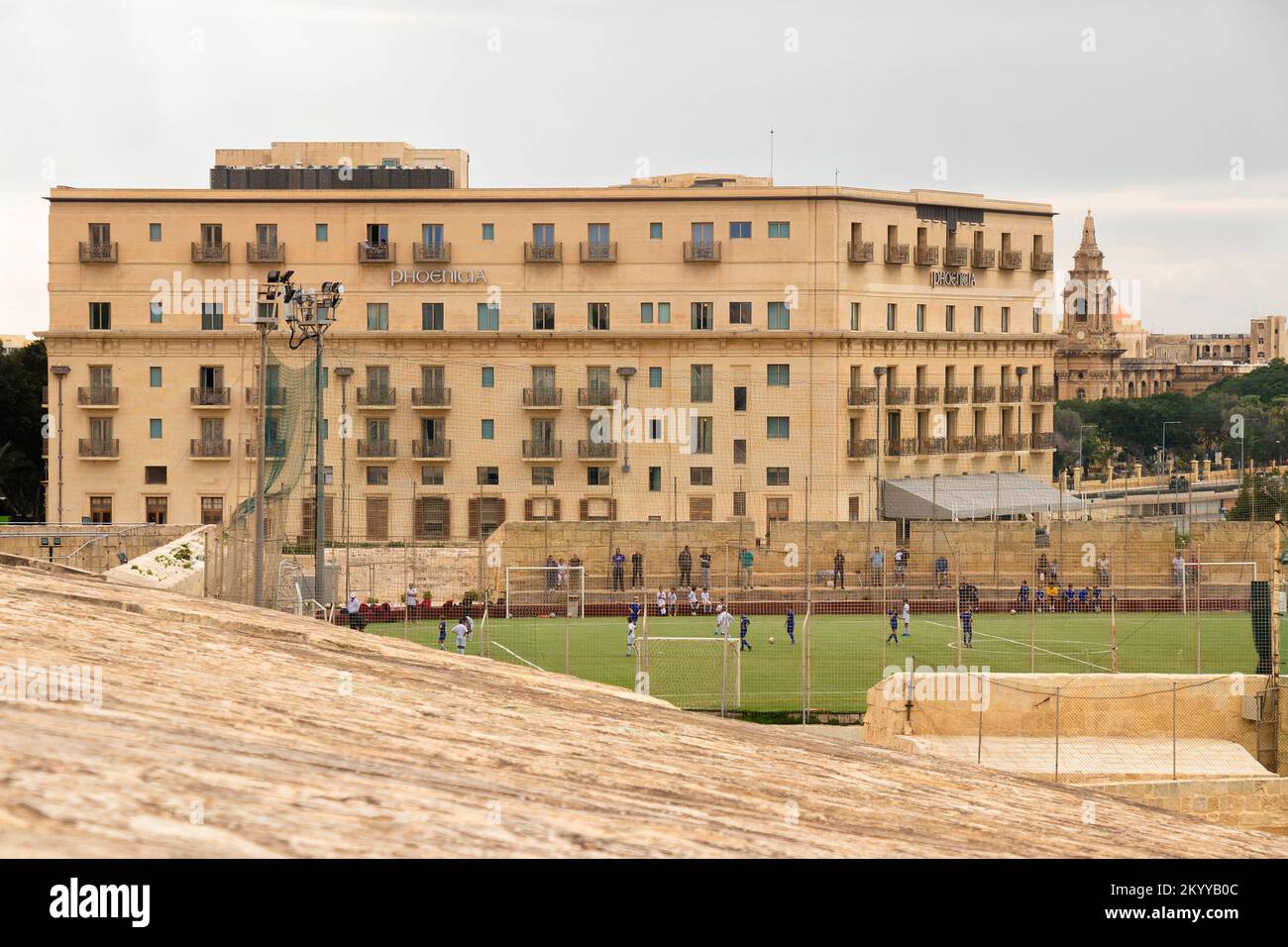 Valletta, Malte - 12 novembre 2022: Fortification du 16th siècle avec un terrain de football, et vue sur la ville de Floriana avec l'hôtel Phoenicia et St Publius Banque D'Images