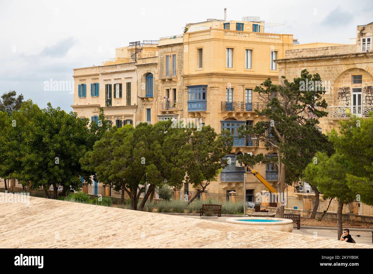 Valletta, Malte- 12 novembre 2022: Jardin de Hastings et bâtiments résidentiels typiques en pierre avec balcons et volets en bois Banque D'Images