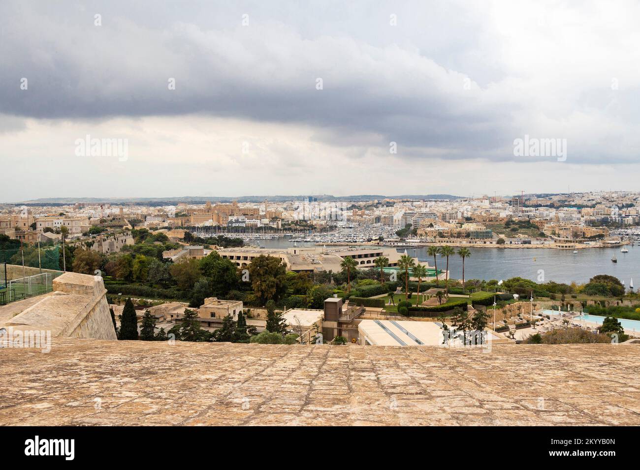 Vue panoramique depuis le jardin fortification de la Valette sur le Floriana Grand Hotel Excelsior avec palmiers, baie et port de plaisance de Malte Msida Banque D'Images