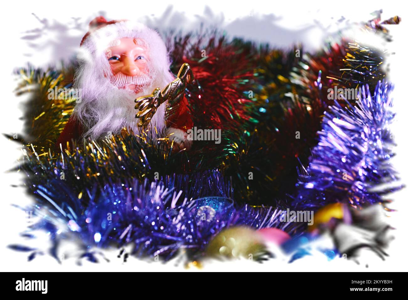 Le Père Noël et les jouets de Noël du nouvel an dans un cadre givré enneigé Banque D'Images