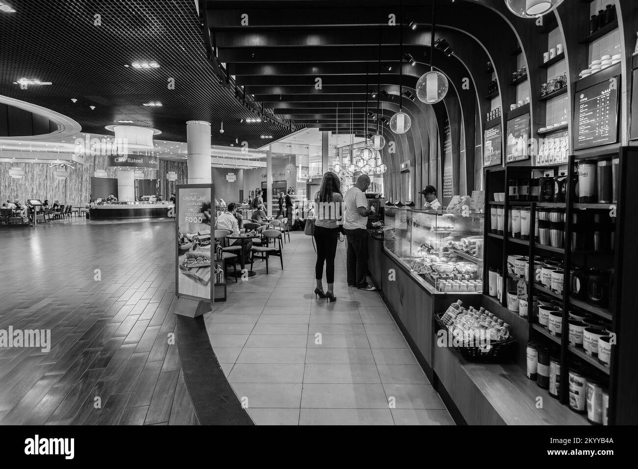 DUBAÏ - 15 OCTOBRE 2014 : intérieur du café Starbucks au centre commercial de Dubaï. Starbucks est la plus grande entreprise de café au monde, avec plus de 2300 Banque D'Images