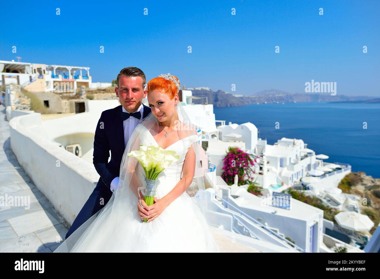Beau jeune couple mariés célébrer mariage sur Santorini Banque D'Images