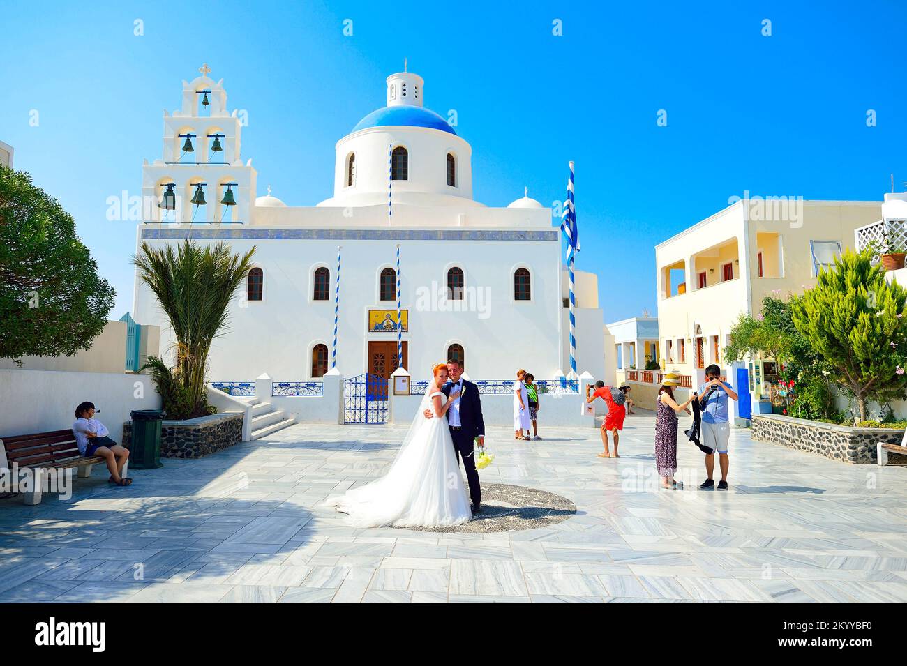 SANTORINI, GRÈCE - 05 AOÛT 2015: Belle jeune couple mariée et marié célébrer le mariage sur Santorini. L'île de Santorini est un endroit populaire pour le mariage Banque D'Images