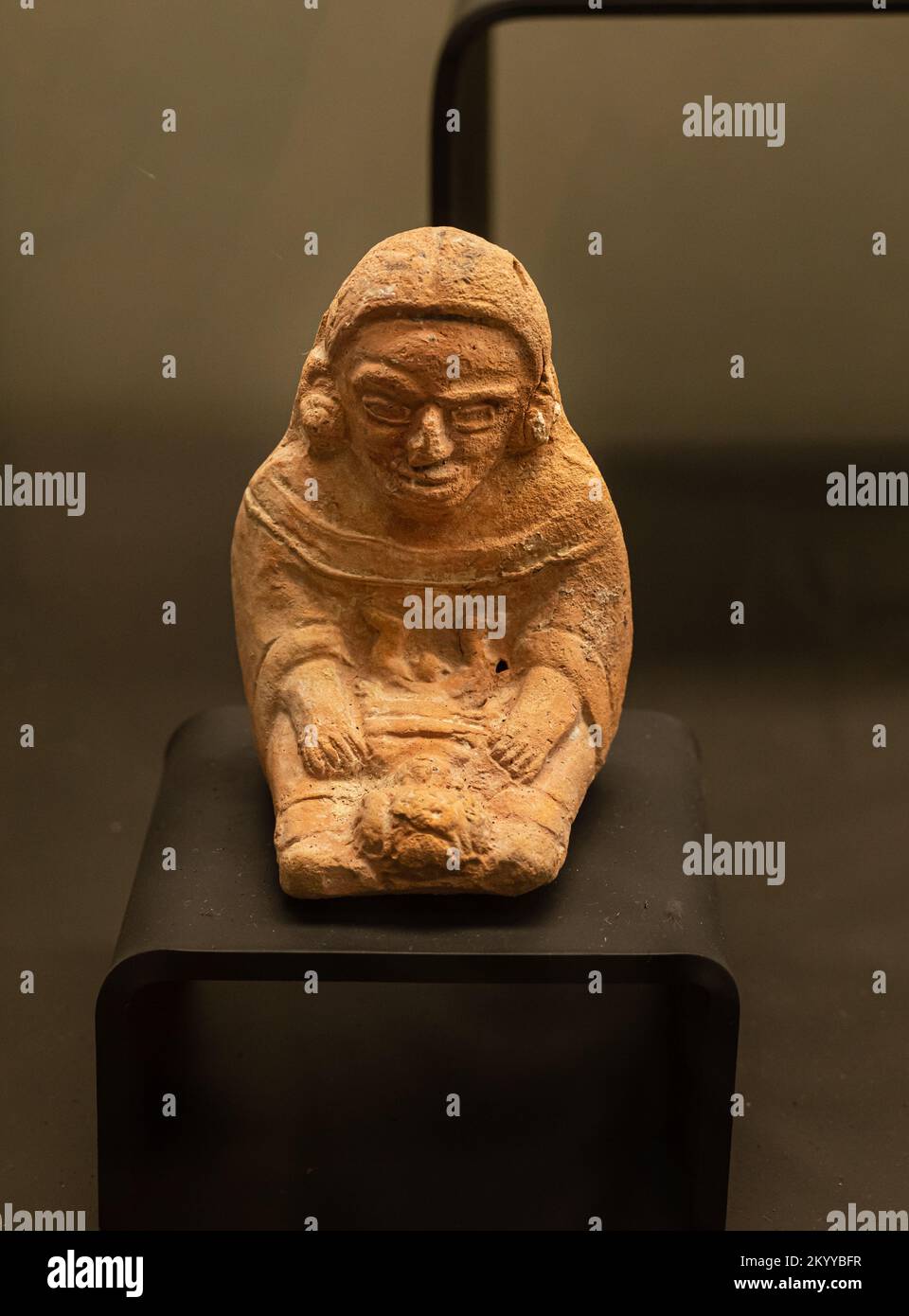 Figure en céramique maya représentant une femme effectuant une déformation crânienne artificielle à un enfant, classique tardif, Jaina, Campeche. Banque D'Images