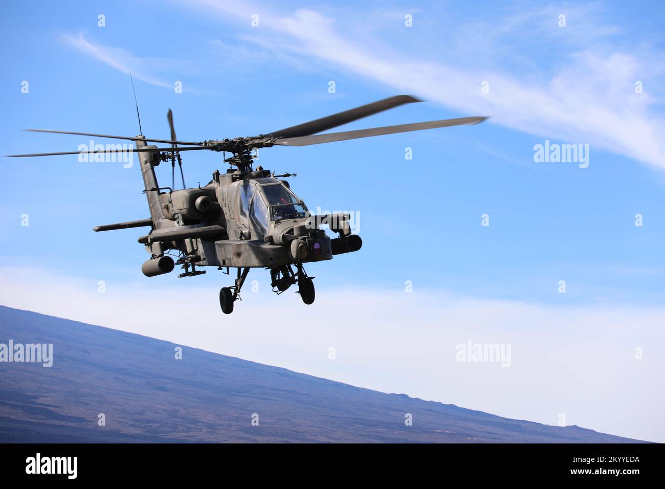 AH-64 Apache de la brigade de combat Aviation 25th survole la zone d'entraînement de Pohakuloa Banque D'Images