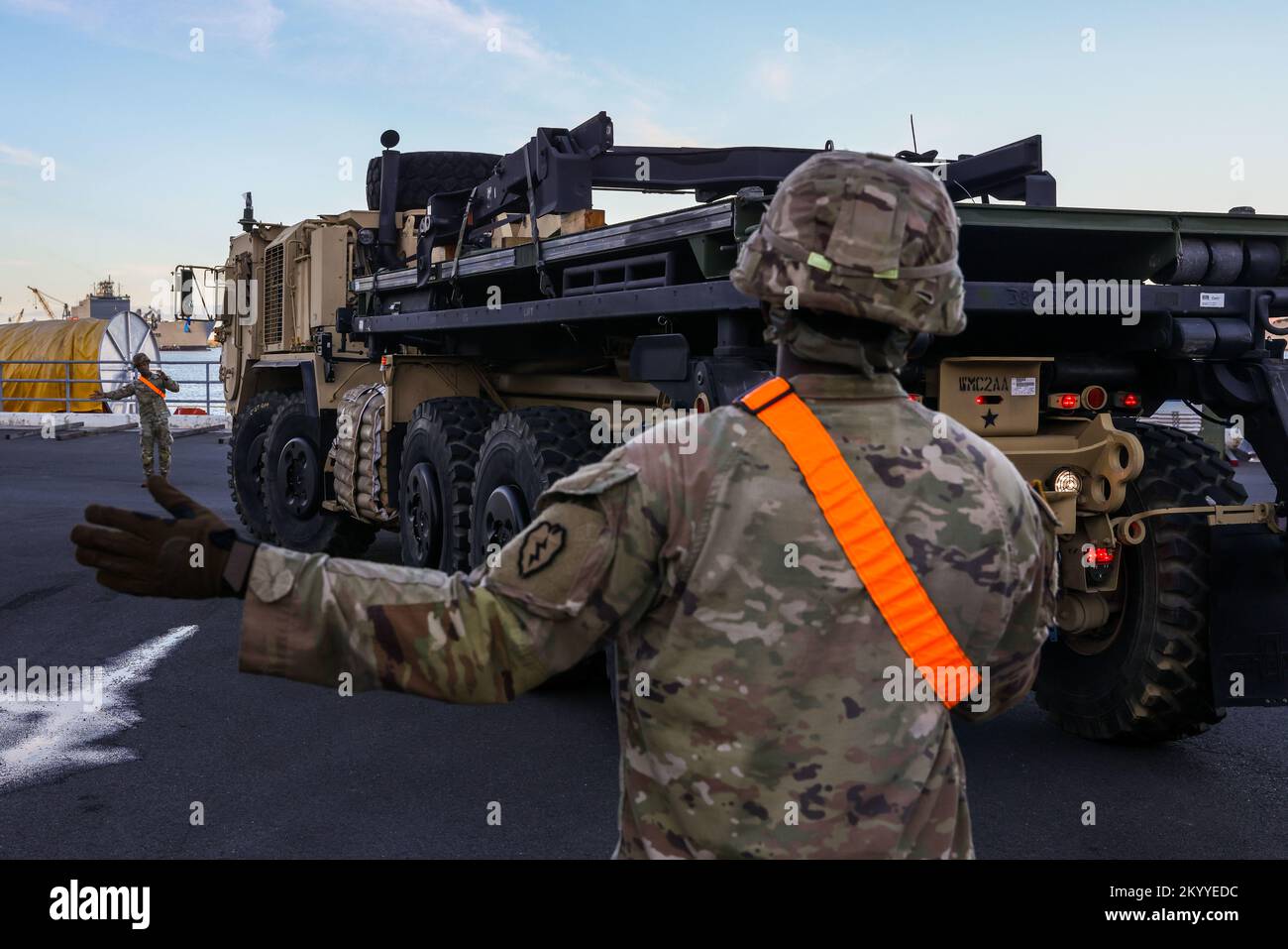 Soldats affectés au 8th Theatre Supportment Command, 25th Infantry Division, 599th Transportation Brigade, 402nd Army Field support Brigade, Department of Defense Contractors et des éléments des États-Unis La Marine a téléchargé des véhicules militaires dans le cadre de l'Armée de terre prépositionnée stock 3 Fix-Forward (afloat) des États-Unis Navire de marine Watson à Honolulu, Hawaii, 1 décembre 2022. La mission APS-3 démontre le commandement et le contrôle du Commandement du soutien du théâtre de 8th des opérations de la SPB-3 et évalue la souplesse opérationnelle pour assurer la préparation stratégique. Aux États-Unis Intégrateur de matériel Indo-Pacific, t Banque D'Images