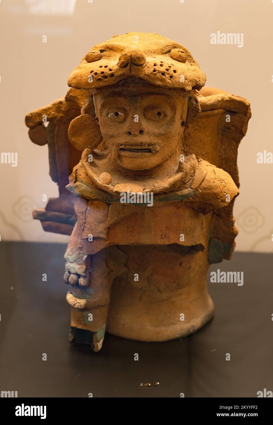 Brûleur à Encens en céramique Maya, figure anthropomorphique portant un casque jaguar. Trouvé à Mayapan Yucatan, début de la période classique de poste. Banque D'Images