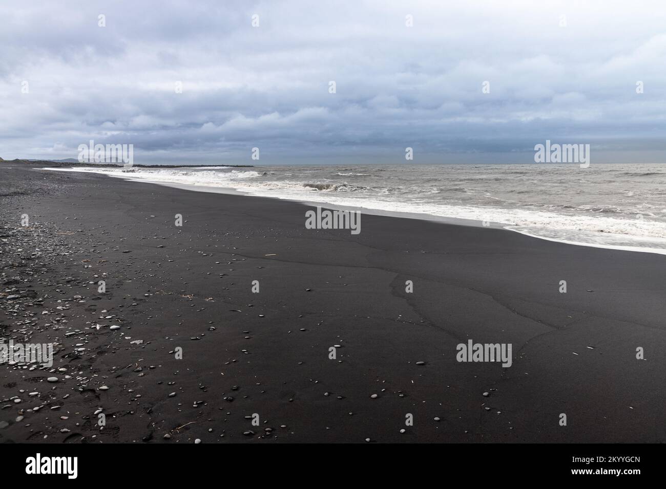La pittoresque plage de sable noir volcanique de Vik en Islande est une destination touristique populaire et emblématique Banque D'Images