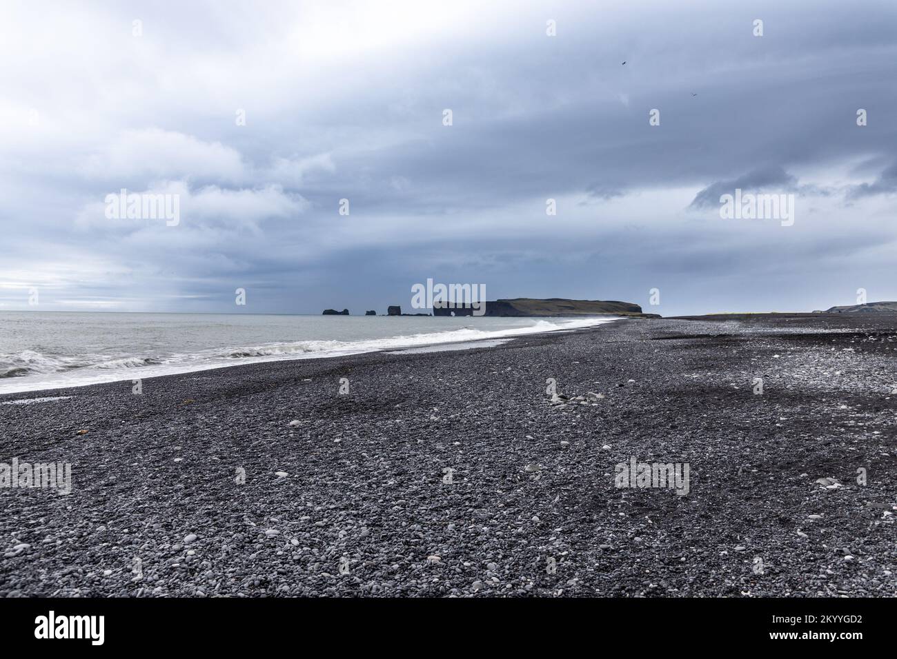 Reynisfjara Black Sand Beach Vik est une destination touristique populaire dans le sud de l'Islande, dotée de colonnes et de falaises pittoresques en basalte Banque D'Images