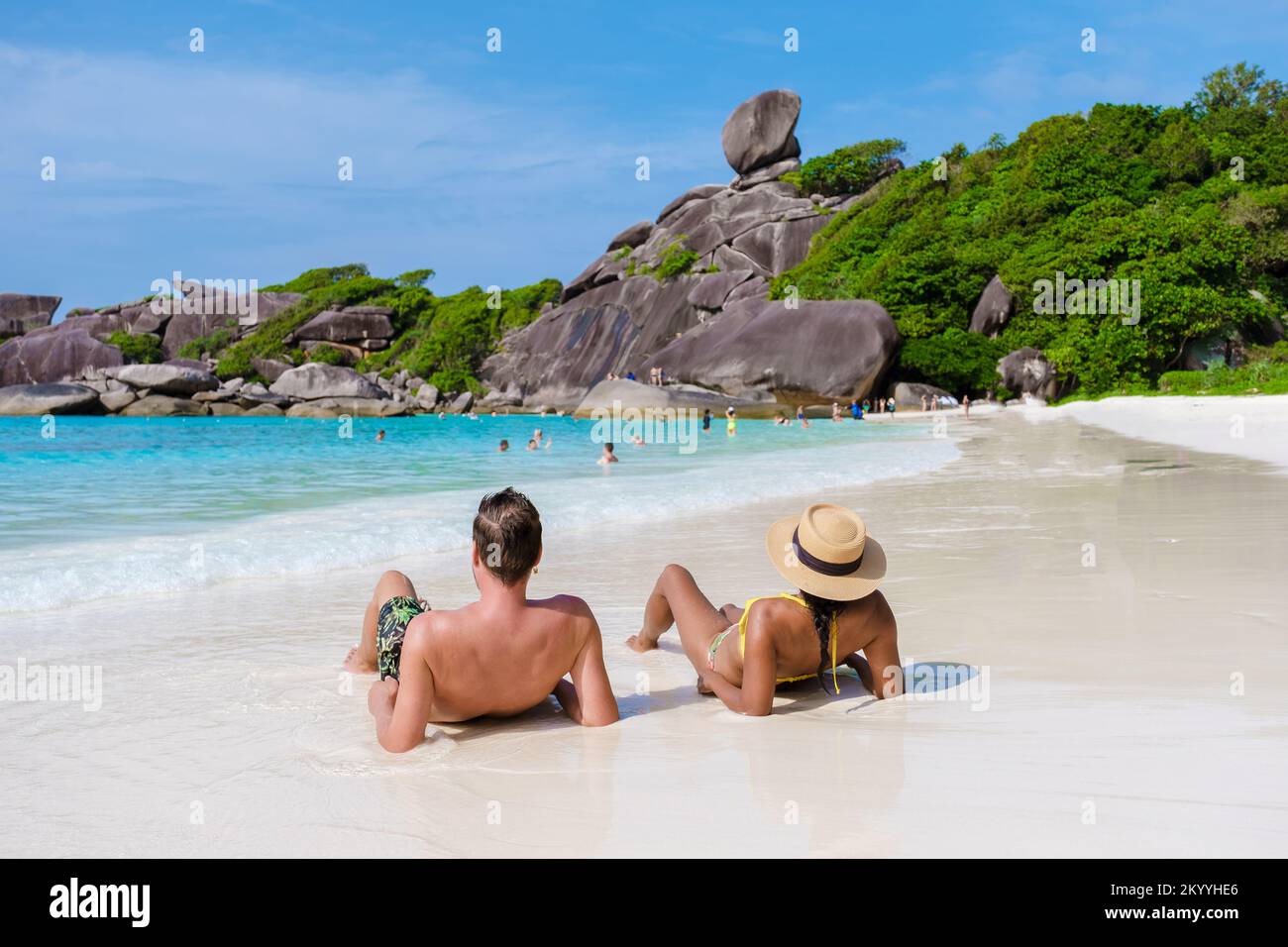 Des femmes noires et des hommes blancs se détendant sur la plage au soleil aux îles Similan en Thaïlande Phannga Banque D'Images