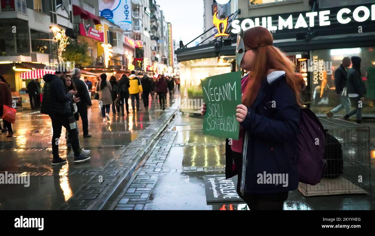 Izmir, Turquie. 02nd décembre 2022. Afalina, un groupe de défense des droits des animaux végétaliens, qui s'est réuni pour être une voix pour la liberté des animaux en captivité, a protesté contre l'esclavage des animaux avec la performance de la cage et a répondu aux questions de la foule curieuse sur le mode de vie des légumes. Crédit: İdil Toffolo/Alay Live News Banque D'Images