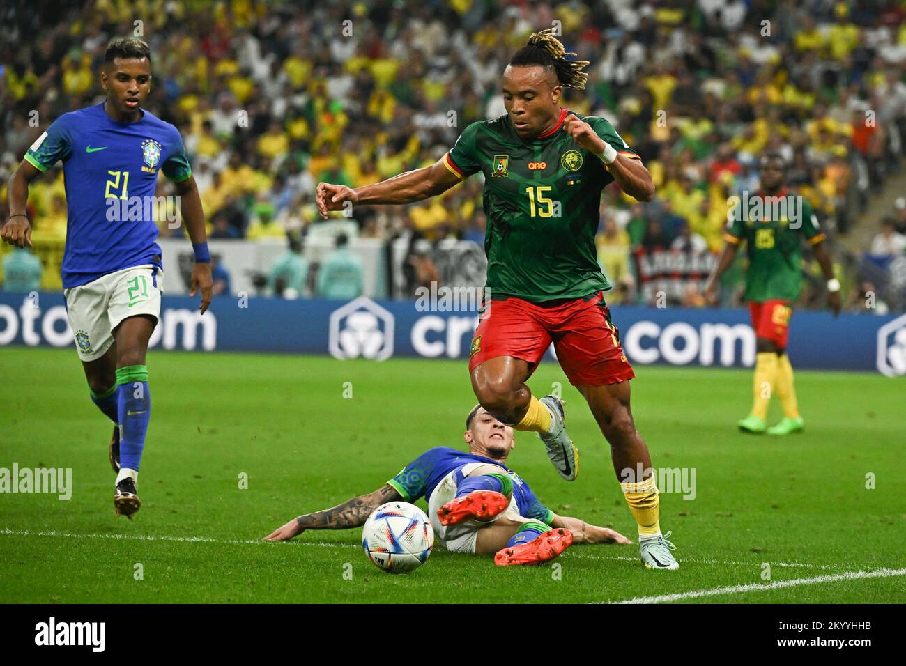 Doha, Qatar. 02nd décembre 2022. Antony du Brésil et Pierre Kunde du Cameroun pendant le match Cameroun contre Brésil de la coupe du monde de la Fifa Qatar 2022 au stade Lusail à Doha, Qatar sur 2 décembre 2022. Photo de Laurent Zabulon/ABACAPRESS.COM crédit: Abaca Press/Alamy Live News Banque D'Images