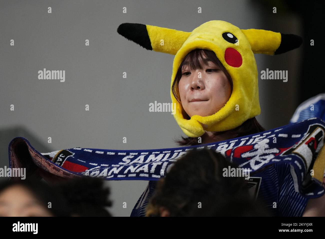 Un fan japonais en costume de Pikachu lors du match de la coupe du monde de la FIFA, Qatar 2022, Groupe E, entre le Japon et l'Espagne a joué au stade international de Khalifa le 1 décembre 2022 à Doha, Qatar. (Photo de Bagu Blanco / PRESSIN) Banque D'Images
