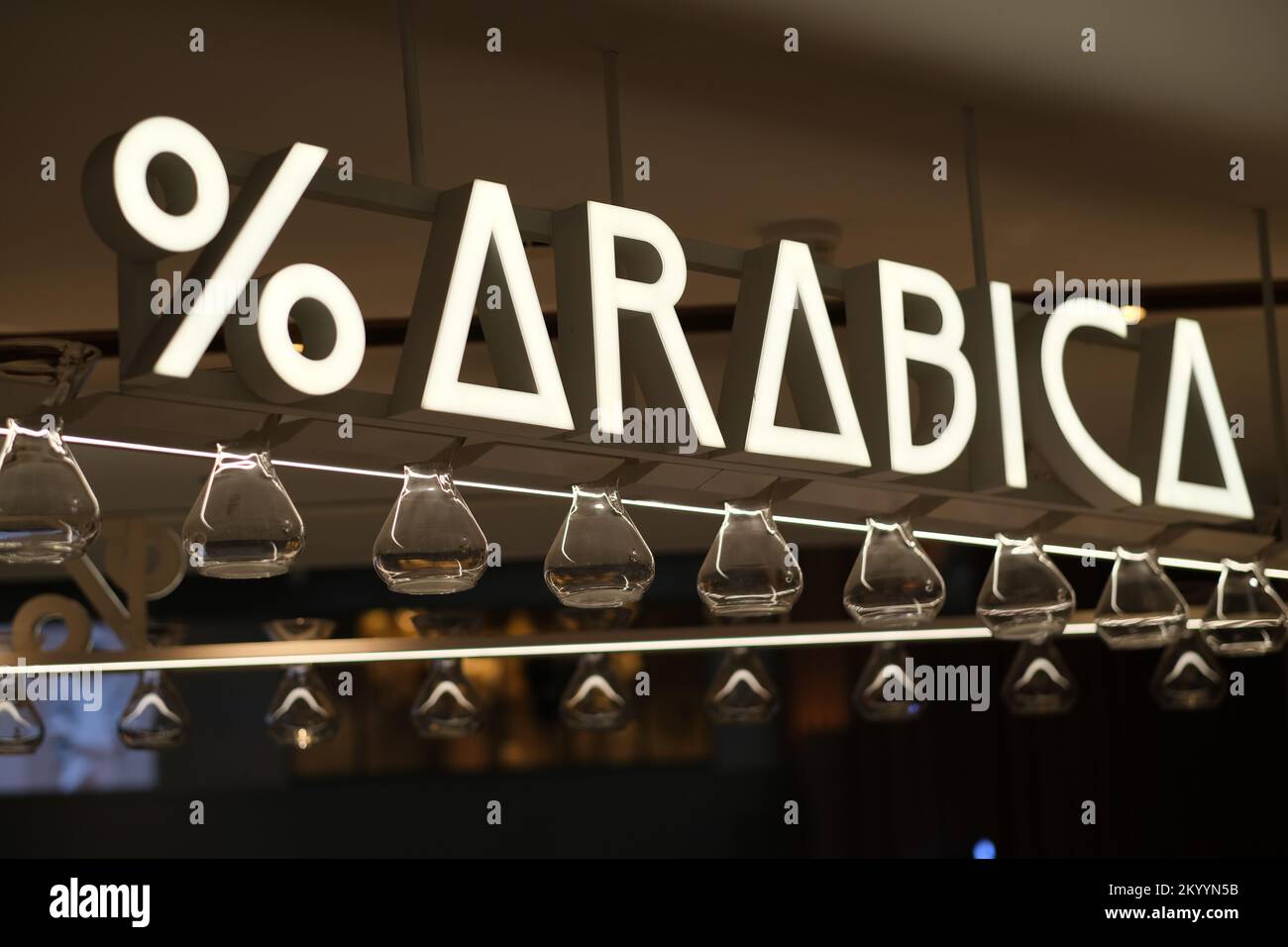 Shanghai, Chine-10 septembre 2022 : affiche de magasin % Arabica rapprochée, marque de chaîne de café Banque D'Images