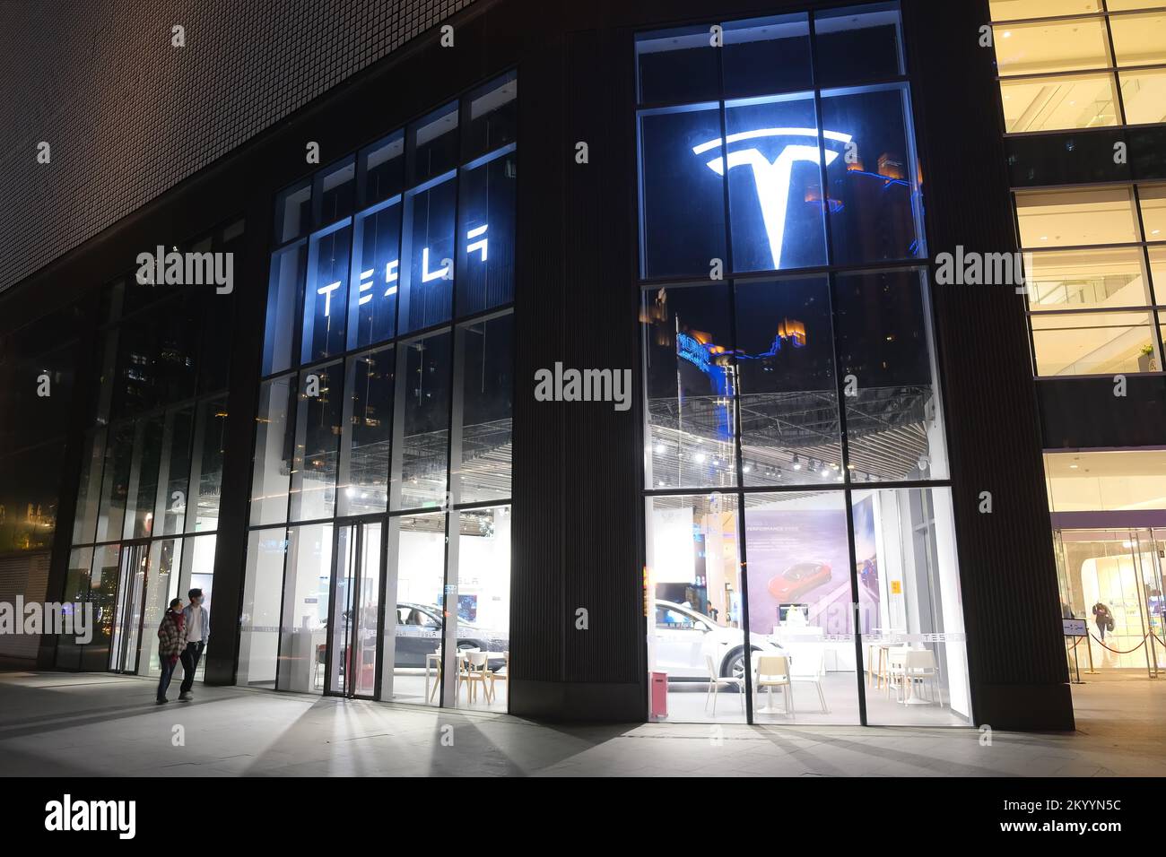 Shanghai, Chine-nov 5th 2022: Grand magasin de détail Tesla Motors et logo de marque. Société américaine de voitures électriques Banque D'Images