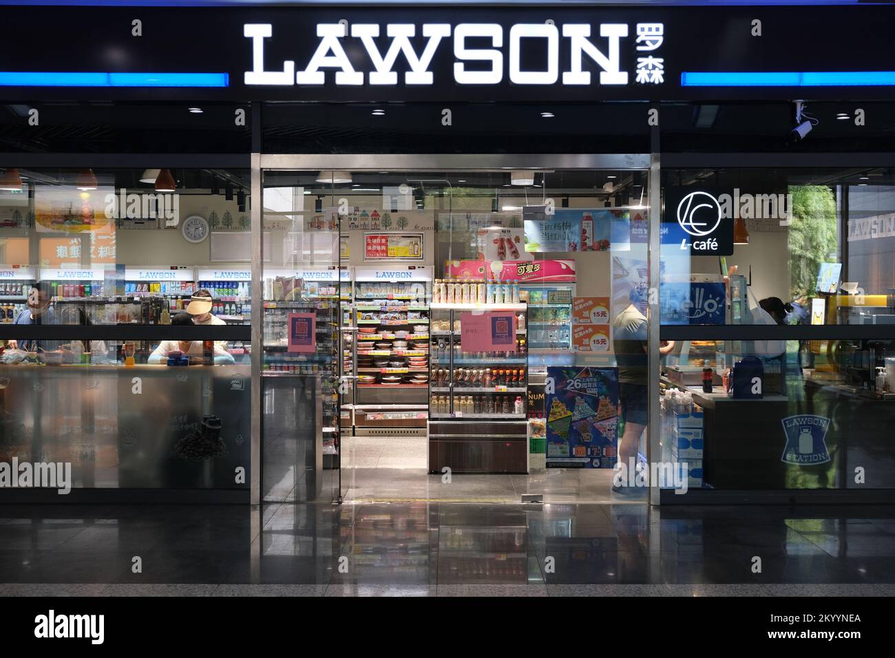 Shanghai,Chine-14 août 2022: Façade d'UN magasin DE proximité LAWSON avec les clients. Banque D'Images