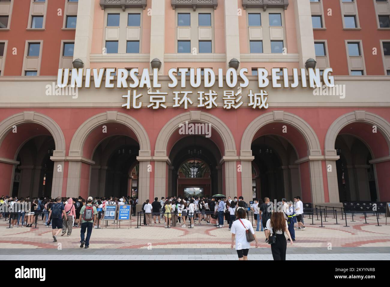 Pékin,Chine-13 septembre 2022: Beaucoup de touristes en ligne pour entrer dans les studios Universal de Pékin. Façade de l'entrée des studios Universal de Beijing. Banque D'Images