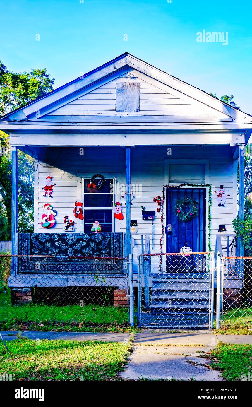 Une maison de fusils est décorée pour Noël, le 30 novembre 2022, à Mobile, Alabama. Les maisons de fusil de chasse sont un style architectural dans le Sud américain. Banque D'Images