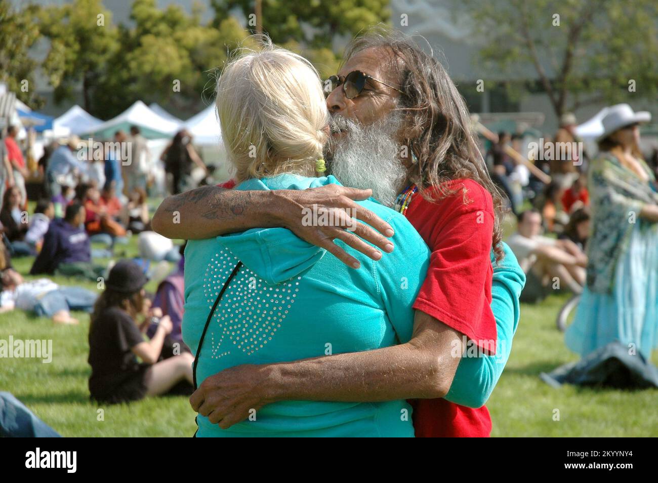 Homme et femme qui s'embrasse au Festival du jour de la Terre de Berkeley, CA Banque D'Images