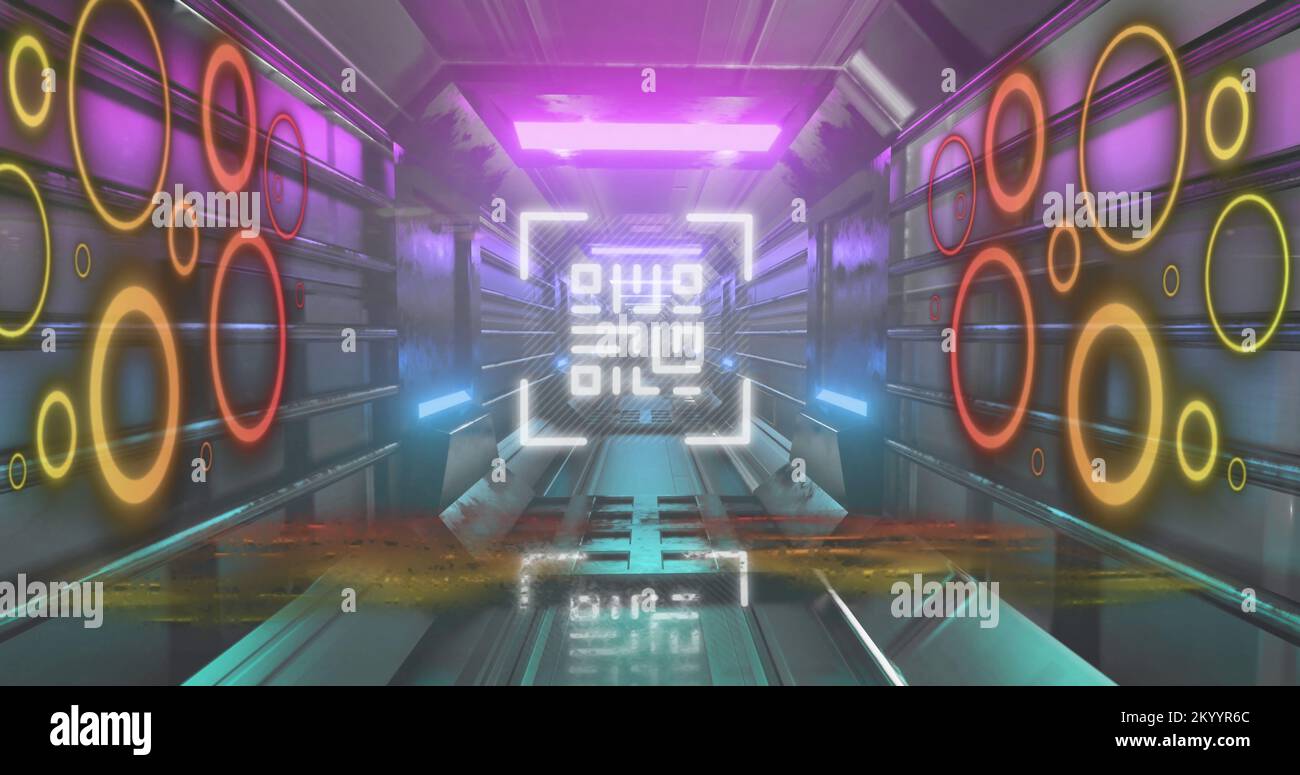 Lecteur de code QR avec éléments au néon contre le tunnel luminescent Banque D'Images
