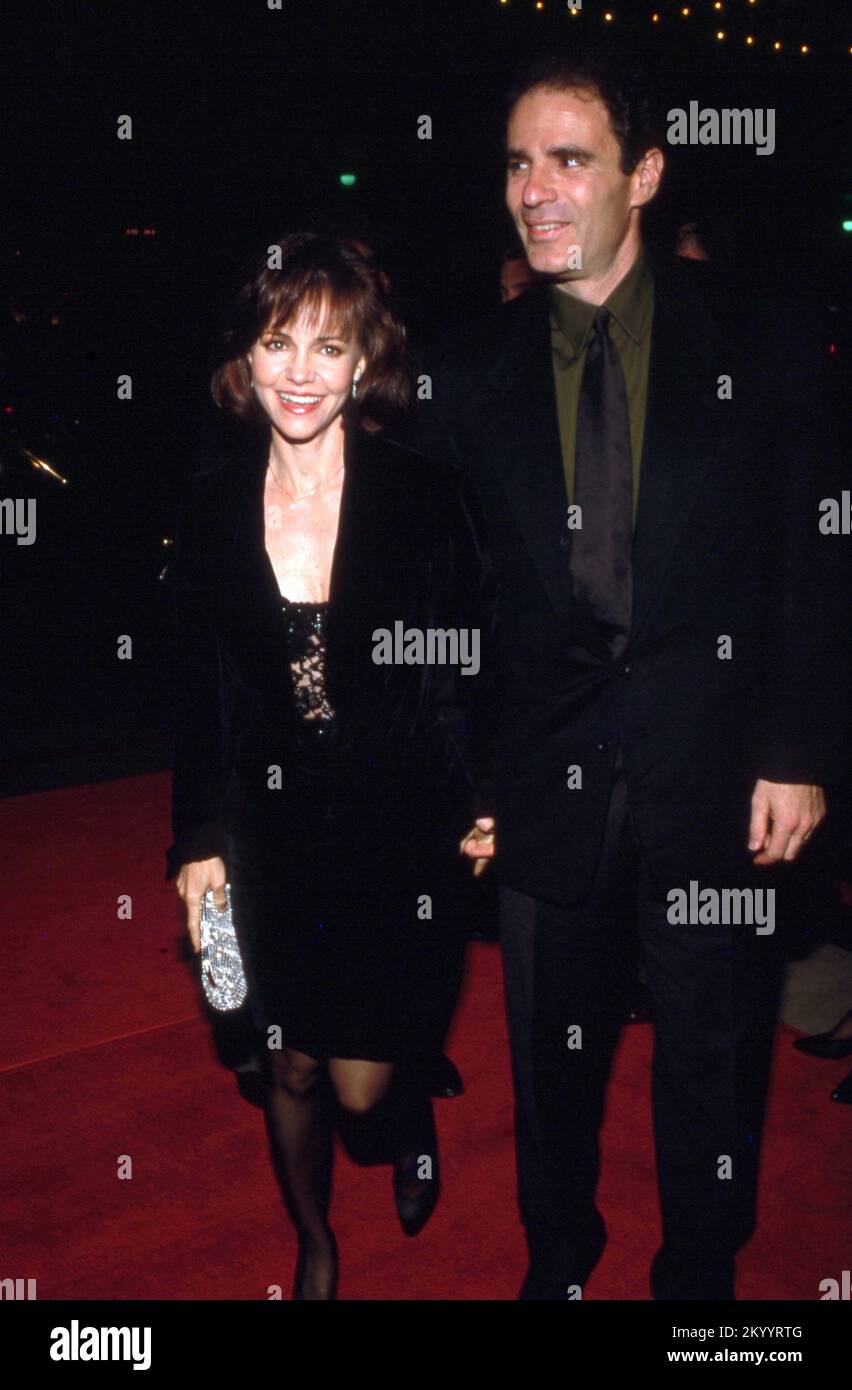 Sally Field et son mari Alan Greisman à la première de 'Steel Magnolias' au Cinemas Cineplex Odeon à Los Angeles, Californie, 09 novembre 1989 Credit: Ralph Dominguez/MediaPunch Banque D'Images
