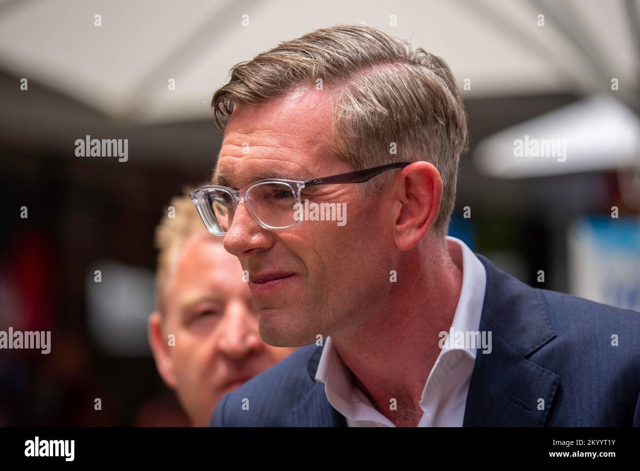 Sydney, Australie, 02 décembre 2022 : la ville de Sydney a débuté l'été aujourd'hui par un temps magnifique avec sa deuxième activité annuelle OUVERTE POUR LE DÉJEUNER. George Street, dans le centre de Sydney, et d'autres sites autour de la ville étaient aujourd'hui réservés pour l'événement de restauration en plein air sponsorisé par destination Nouvelle-Galles du Sud. Le déjeuner fait partie d'une série d'événements prévus pour le Grand Sydney pour aider à la renaissance post-covid et encourager les gens à retourner dans la ville. Sur la photo, le premier ministre de Nouvelle-Galles du Sud, Dominic Perrottet, parle avant l'événement. Credit: Stephen Dwyer / Alamy Live News Banque D'Images